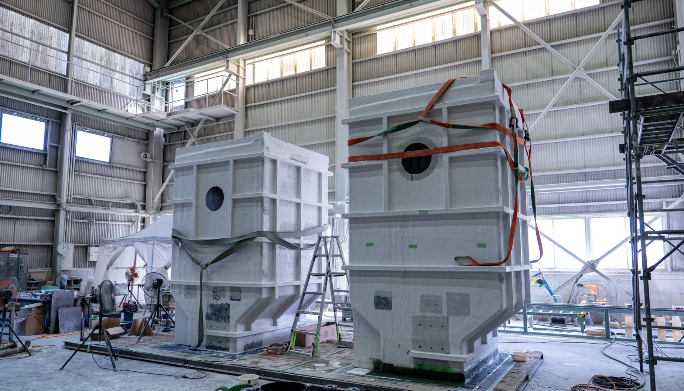 工場内に設置された、防食加工が施された白い大型の角形タンク2基