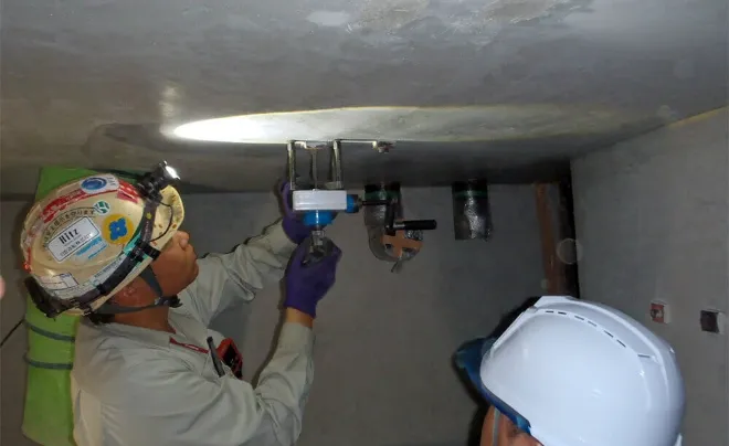 天井を調査している
