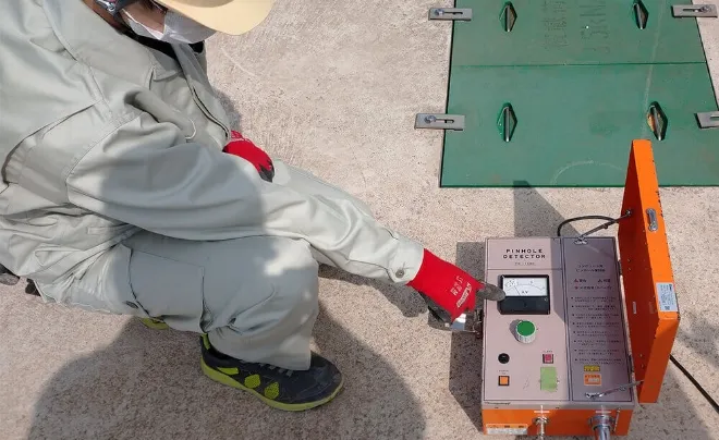 地面に装置を置き、調べているところ