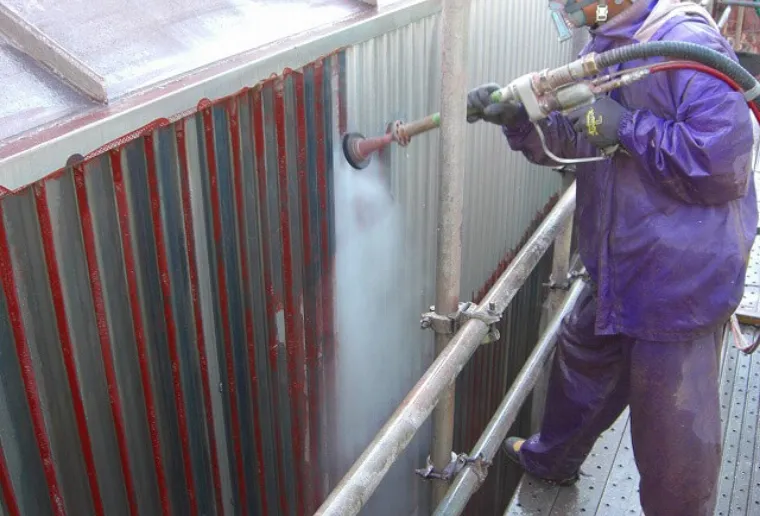 壁を洗浄している