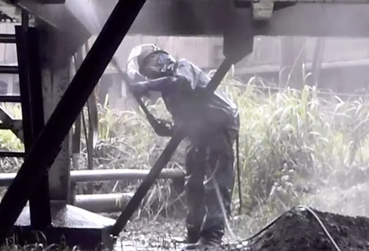 床したから天井を洗浄している