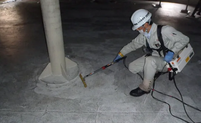 床に装置を当てて検査している