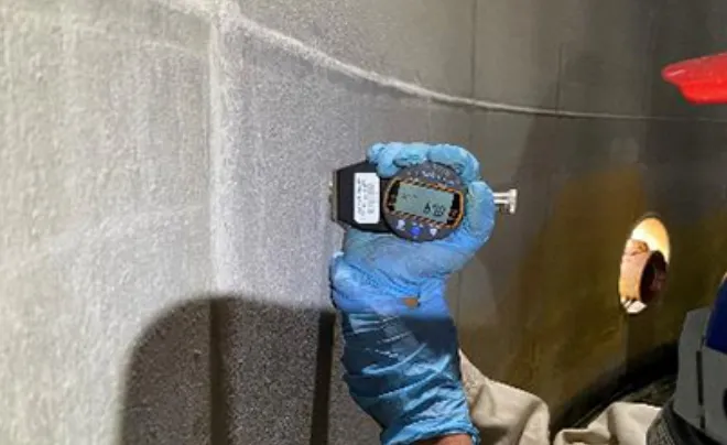 壁に装置を当てている