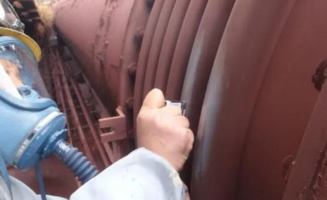 マスクを当てて、外壁を調査している